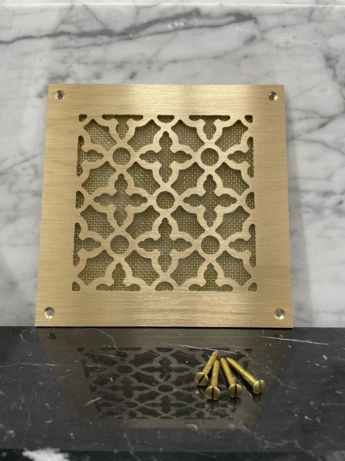 Латунная вентиляционная решетка шлифованная ЛР25 150×150